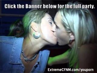 Лесбиянки трахаются в баре на публике